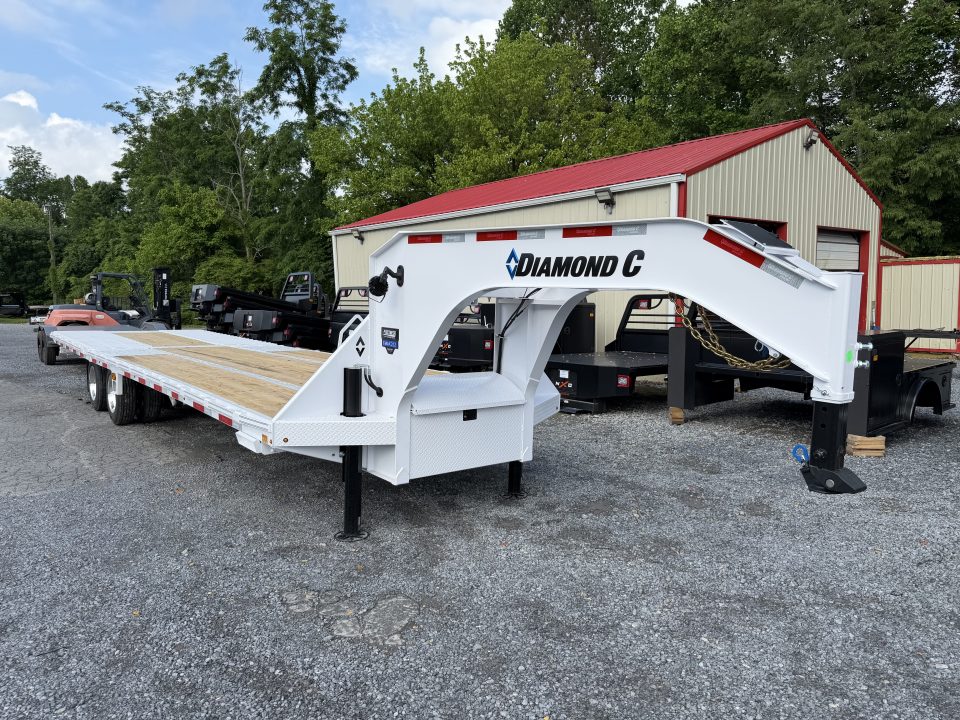 New 2026 Diamond C FMAX212 GOOSENECK TRAILER PACESETTER HYDRO JACKS & DOVE DISC BRAKES aluminum OUTER RIMS