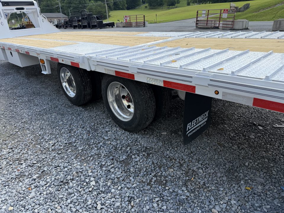 New 2026 Diamond C FMAX212 GOOSENECK TRAILER PACESETTER HYDRO JACKS & DOVE DISC BRAKES aluminum OUTER RIMS