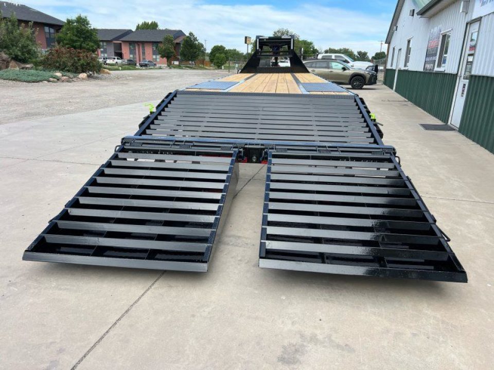 New 2026 Load Trail 102"x32' GN Low Pro Gooseneck Bodies