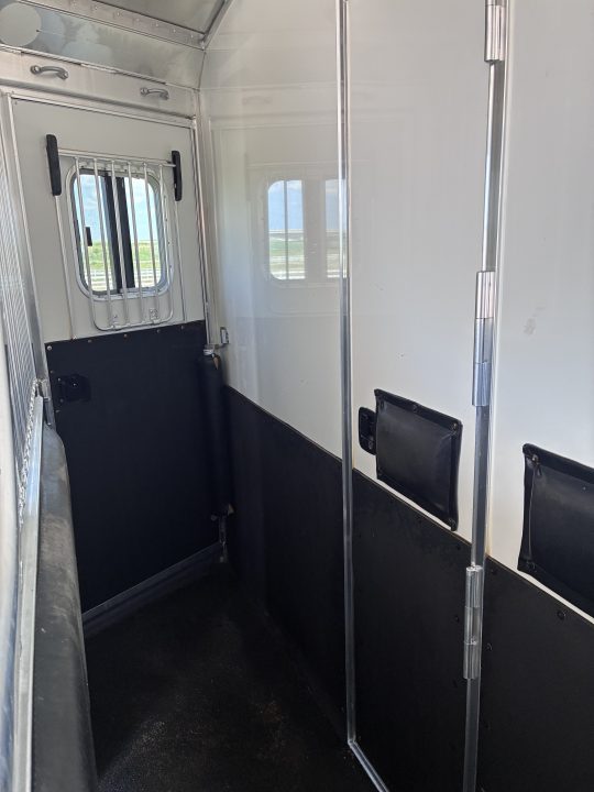 Used 2011 4-Star Trailers 4H 11' LQ Horse Trailer