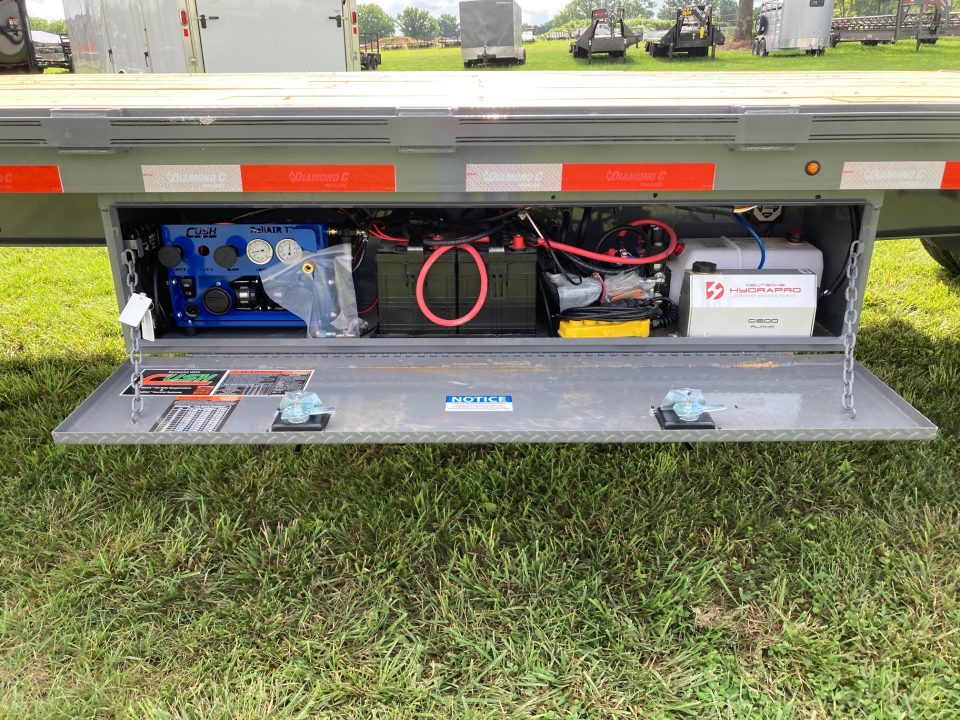 New 2026 Diamond C Trailers 102X40 TANDEM 25.9K GN HYDROTAIL W/ BLACKWOOD RUNNERS, HYDROJACKS, AIR RIDE, DISC BRAKES & WIRELESS REMOTE Flatbed Trailer