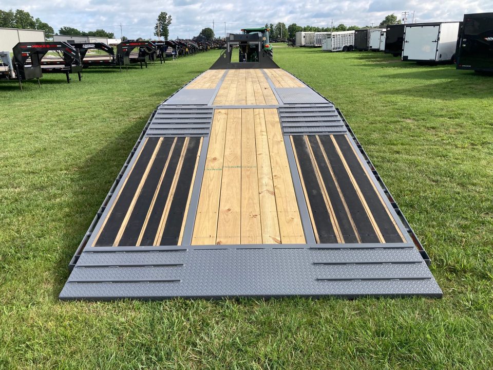 New 2026 Diamond C Trailers 102X40 TANDEM 25.9K GN HYDROTAIL W/ BLACKWOOD RUNNERS, HYDROJACKS, AIR RIDE, DISC BRAKES & WIRELESS REMOTE Flatbed Trailer