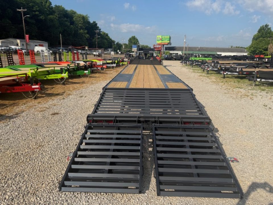 New HillCrest Gooseneck 30+5 25.9 W/ Max Ramps