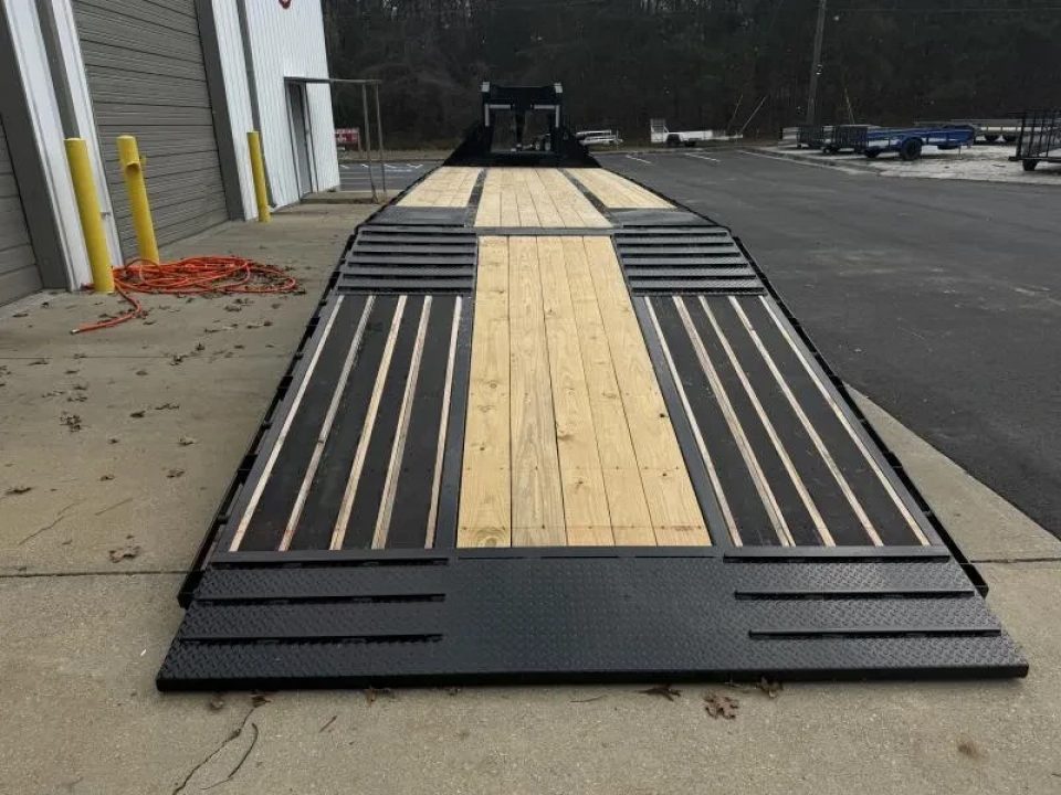 New 2026 Diamond C 8.5x35' Gooseneck, 12' Hydraulic Dove & Jacks, 25900 GVWR FMAX212 HDT