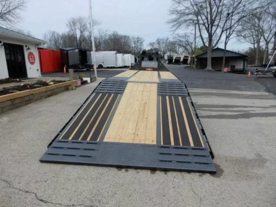 New 2026 Diamond C 8.5x30' Gooseneck, 12' Hydraulic Dove & Jacks, 25900 GVWR, FMAX212HDT