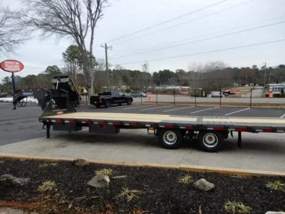 New 2026 Diamond C 8.5x30' Gooseneck, 12' Hydraulic Dove & Jacks, 25900 GVWR, FMAX212HDT