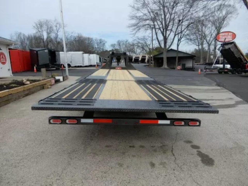New 2026 Diamond C 8.5x30' Gooseneck, 12' Hydraulic Dove & Jacks, 25900 GVWR, FMAX212HDT
