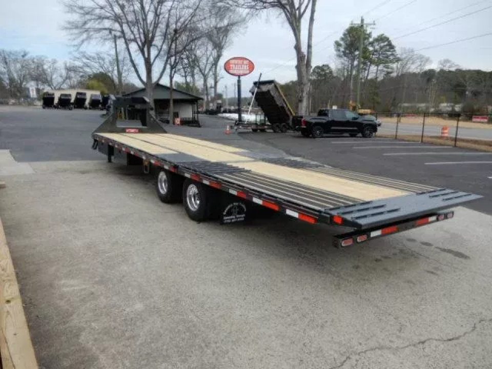 New 2026 Diamond C 8.5x30' Gooseneck, 12' Hydraulic Dove & Jacks, 25900 GVWR, FMAX212HDT