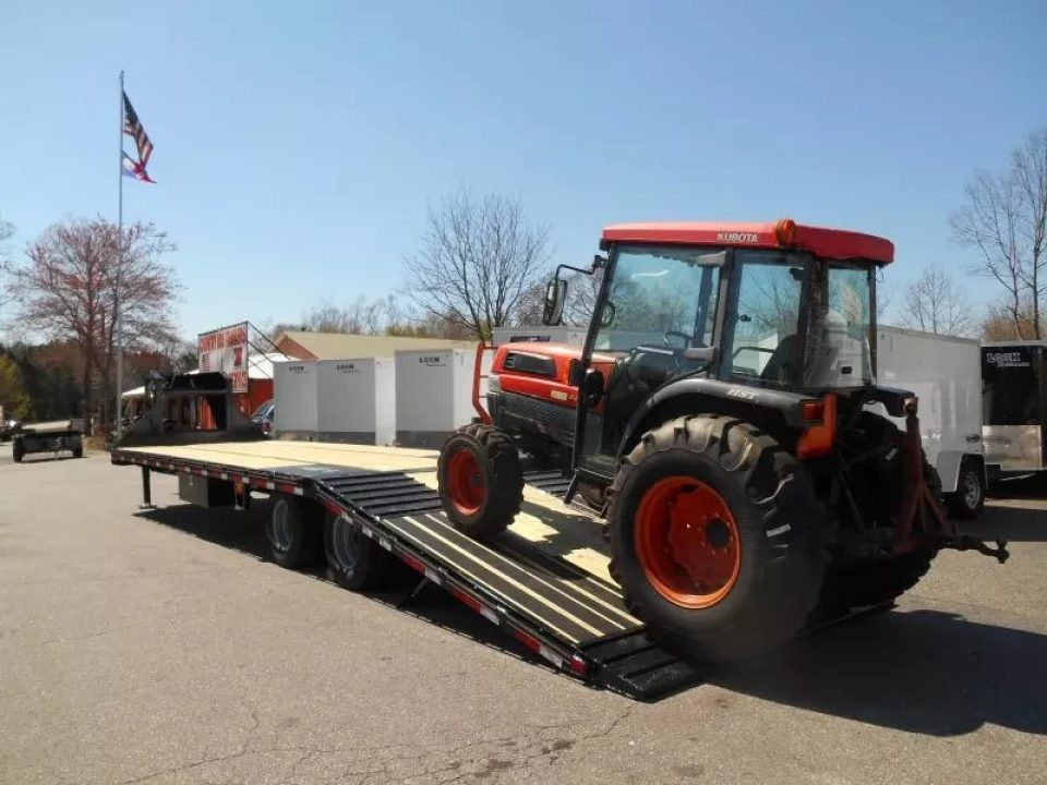 New 2026 Diamond C 8.5x30' Gooseneck, 12' Hydraulic Dove & Jacks, 25900 GVWR, FMAX212HDT
