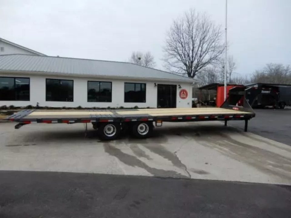 New 2026 Diamond C 8.5x30' Gooseneck, 12' Hydraulic Dove & Jacks, 25900 GVWR, FMAX212HDT