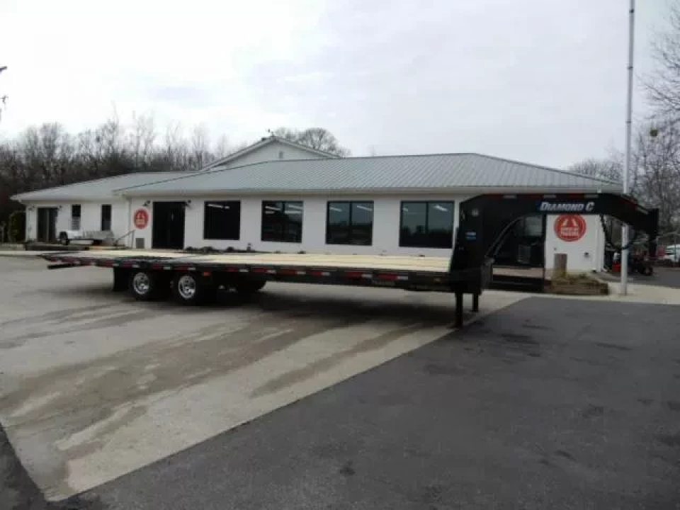 New 2026 Diamond C 8.5x30' Gooseneck, 12' Hydraulic Dove & Jacks, 25900 GVWR, FMAX212HDT
