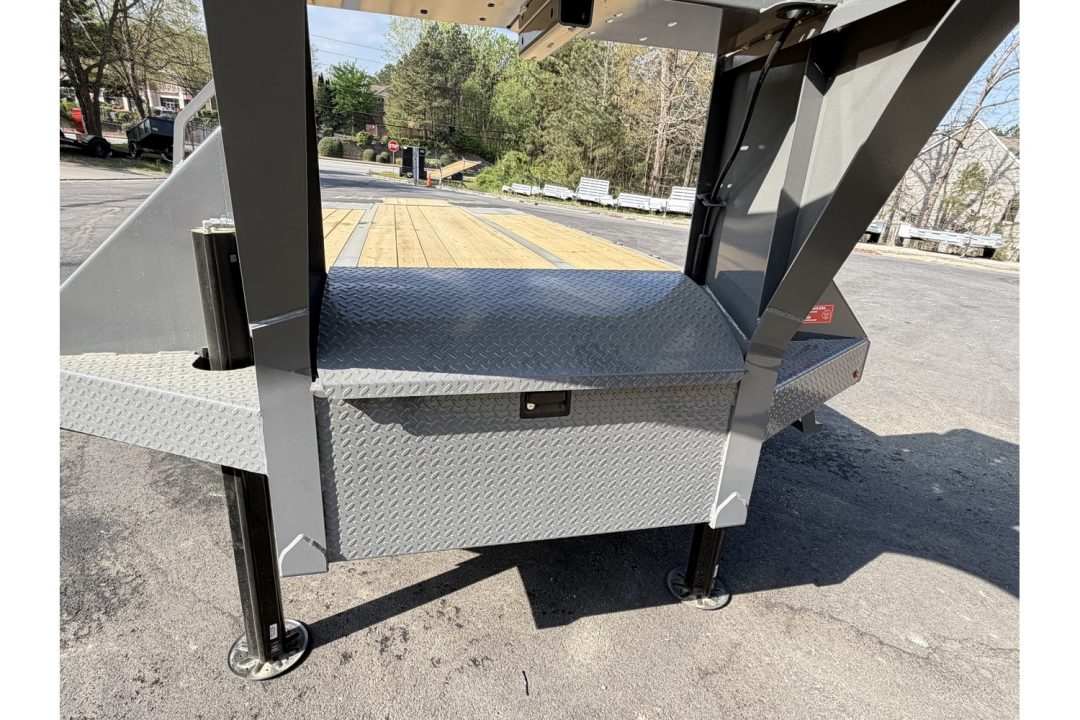 New 2026 Diamond C 8.5x32' Gooseneck, 25900 GVWR, Hydraulic Dove & Jacks, FMAX212HDT