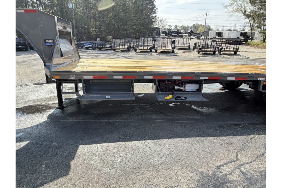 New 2026 Diamond C 8.5x32' Gooseneck, 25900 GVWR, Hydraulic Dove & Jacks, FMAX212HDT