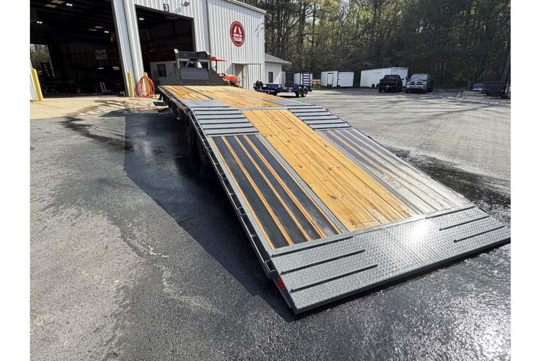 New 2026 Diamond C 8.5x32' Gooseneck, 25900 GVWR, Hydraulic Dove & Jacks, FMAX212HDT