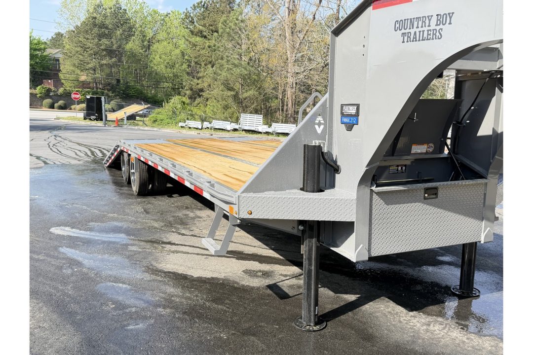 New 2026 Diamond C 8.5x32' Gooseneck, 25900 GVWR, Hydraulic Dove & Jacks, FMAX212HDT