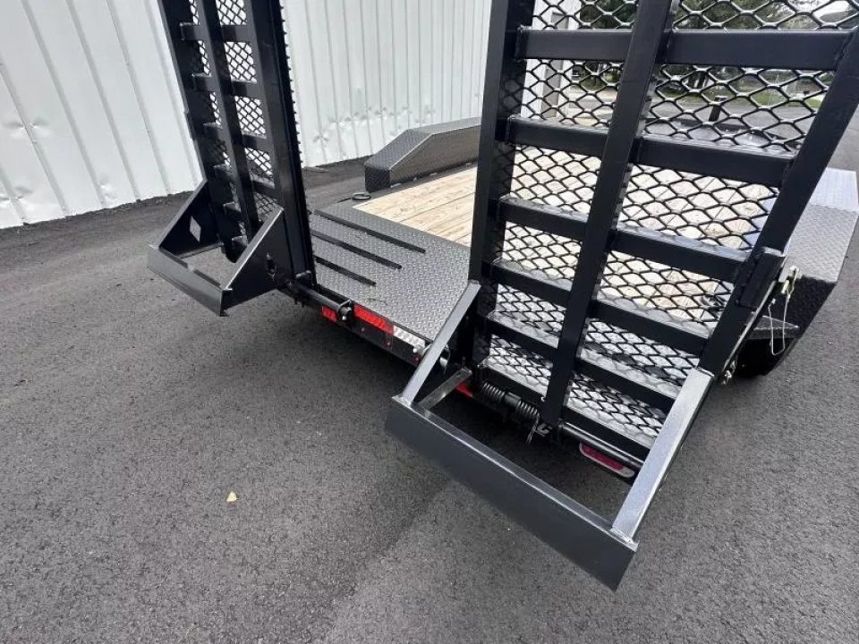 New 2025 Diamond C 82"x16' Low Profile Equipment, 14900 GVWR, 2' Dove, LPX207