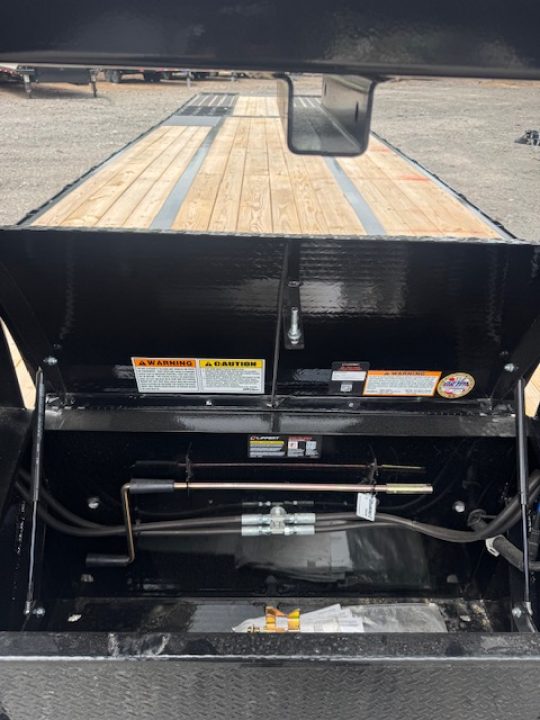 New 2026 DiamondC, 35' Gooseneck, Hydraulic Dove & Jacks FMAX212 HDT