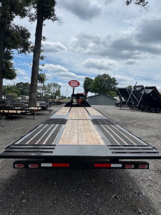 New 2026 DiamondC, 35' Gooseneck, Hydraulic Dove & Jacks FMAX212 HDT