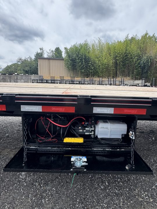 New 2026 DiamondC, 35' Gooseneck, Hydraulic Dove & Jacks FMAX212 HDT