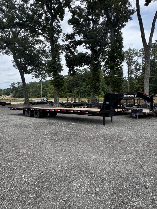 New 2026 DiamondC, 35' Gooseneck, Hydraulic Dove & Jacks FMAX212 HDT