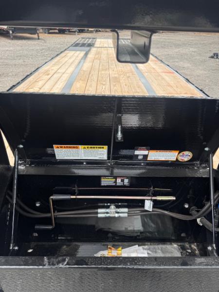 New 2026 DiamondC, 35' Gooseneck, Hydraulic Dove & Jacks FMAX212 HDT