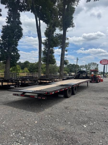 New 2026 DiamondC, 35' Gooseneck, Hydraulic Dove & Jacks FMAX212 HDT
