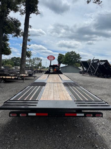 New 2026 DiamondC, 35' Gooseneck, Hydraulic Dove & Jacks FMAX212 HDT