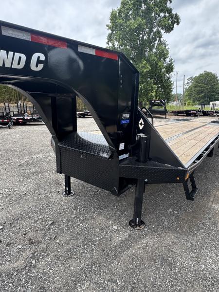 New 2026 DiamondC, 35' Gooseneck, Hydraulic Dove & Jacks FMAX212 HDT