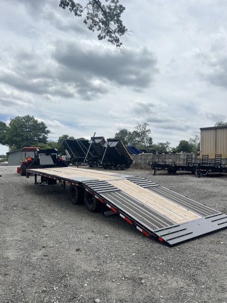 New 2026 DiamondC, 35' Gooseneck, Hydraulic Dove & Jacks FMAX212 HDT