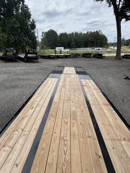 New 2026 DiamondC, 35' Gooseneck, Hydraulic Dove & Jacks FMAX212 HDT
