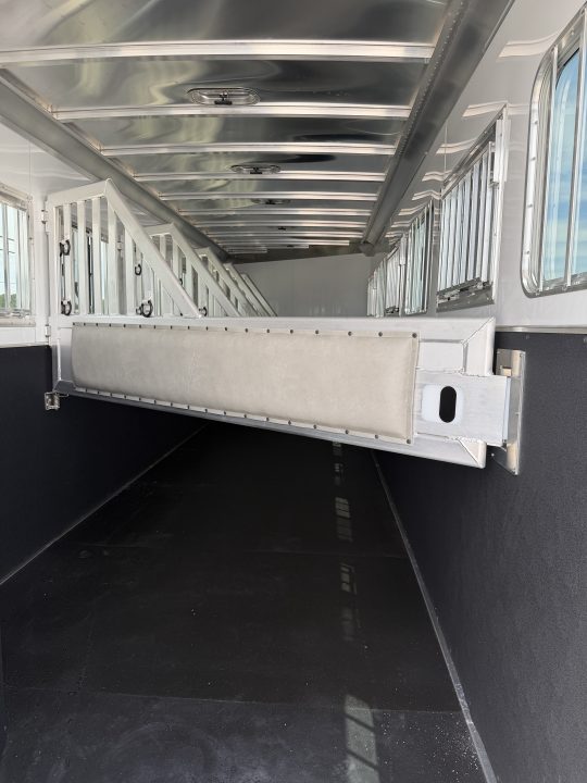 New 2026 Featherlite 6 Horse Gooseneck Horse Trailer