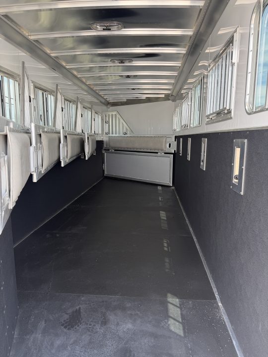 New 2026 Featherlite 6 Horse Gooseneck Horse Trailer