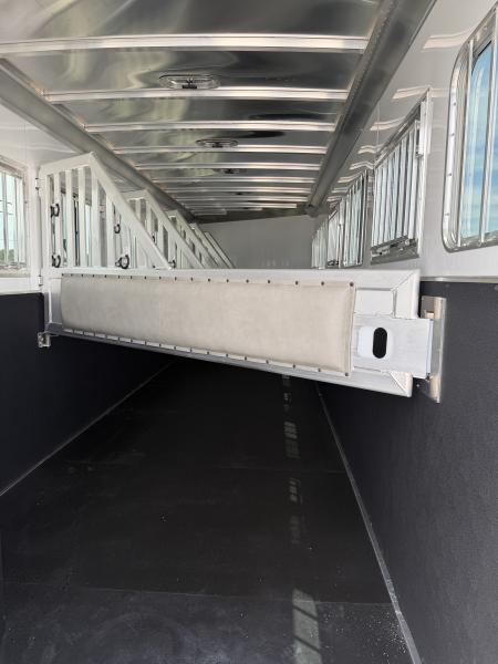 New 2026 Featherlite 6 Horse Gooseneck Horse Trailer