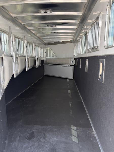 New 2026 Featherlite 6 Horse Gooseneck Horse Trailer