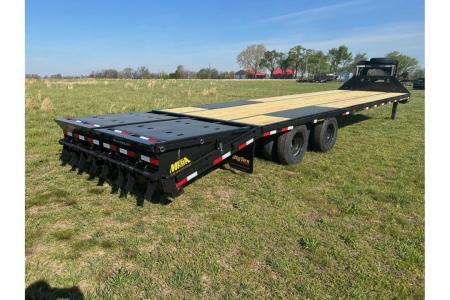 New 2027 Big Tex Trailers 102x30 Tandem 23.9K GN Flatbed w/ Sliding Ratchet Rail, 2-Speed Jacks, & Load Lights Flatbed Trailer