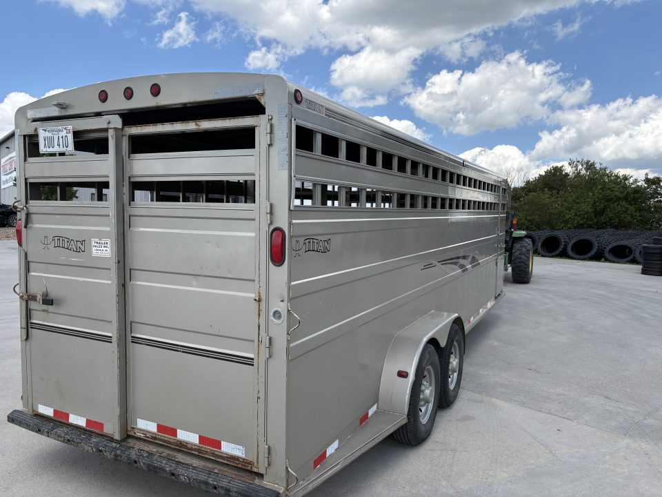 Used 2002 Titan Trailer Classic 24 ft Titan Livestock Trailer Stock / Stock Combo Trailer