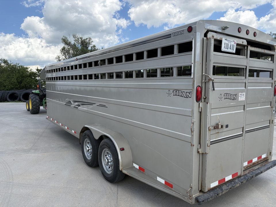 Used 2002 Titan Trailer Classic 24 ft Titan Livestock Trailer Stock / Stock Combo Trailer