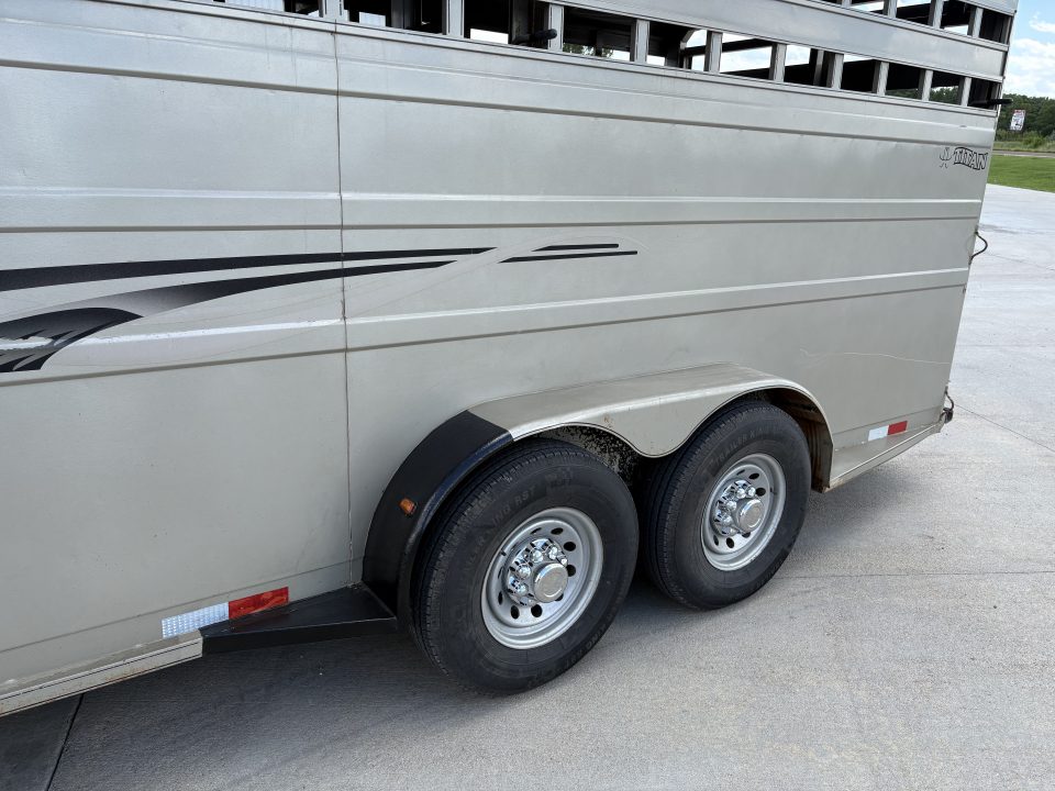 Used 2002 Titan Trailer Classic 24 ft Titan Livestock Trailer Stock / Stock Combo Trailer