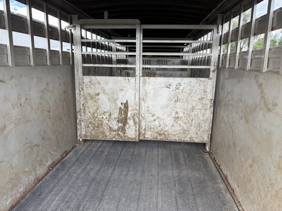 Used 2002 Titan Trailer Classic 24 ft Titan Livestock Trailer Stock / Stock Combo Trailer