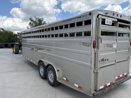 Used 2002 Titan Trailer Classic 24 ft Titan Livestock Trailer Stock / Stock Combo Trailer