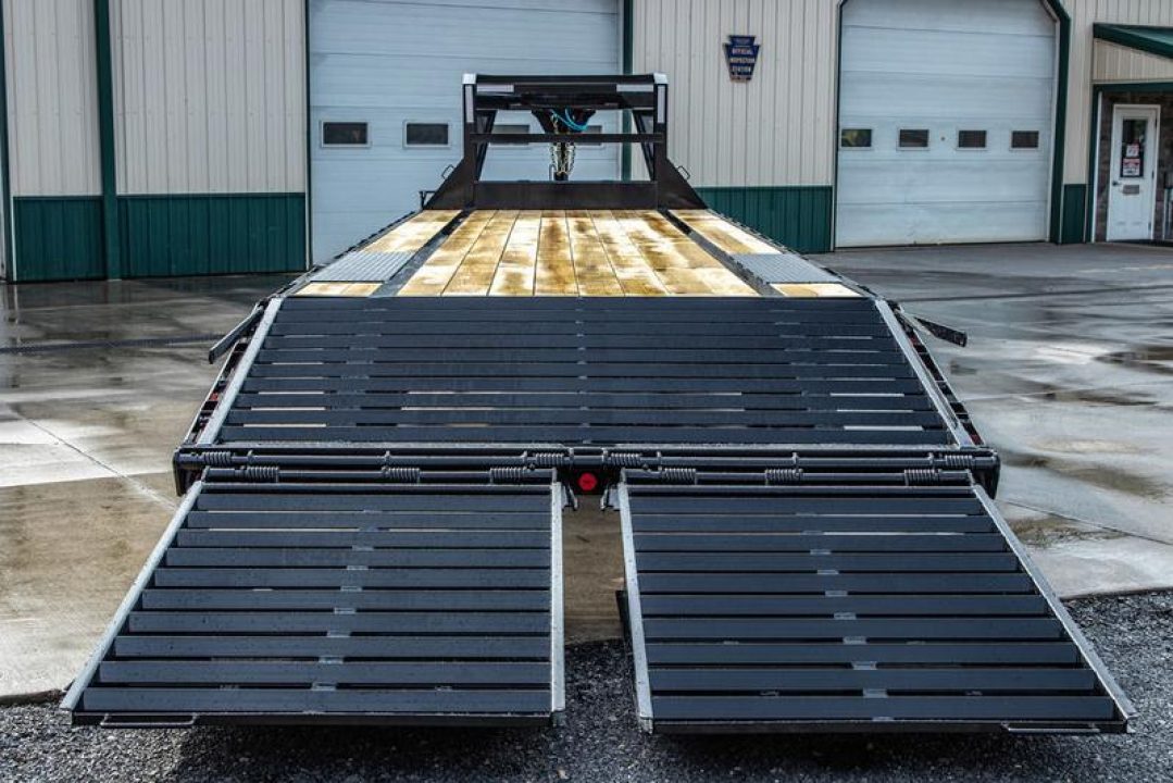 New PJ 30' Low-Pro Gooseneck w/Monster Ramps