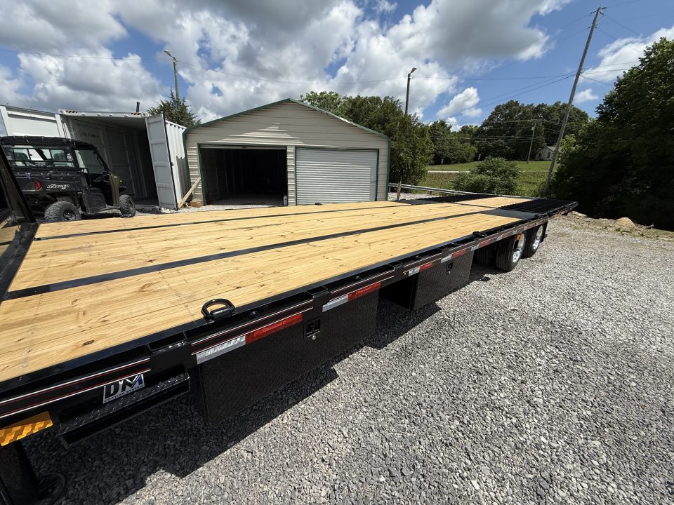 New 2026 Diamond C FMAX 212 32’ Flatbed Trailer, PACESETTER EDITION, LITHIUM BATTERY,DISC BRAKES, HYD JACKS AND DOVETAIL, 17.5 ALUMINUM OUTER WHEELS
