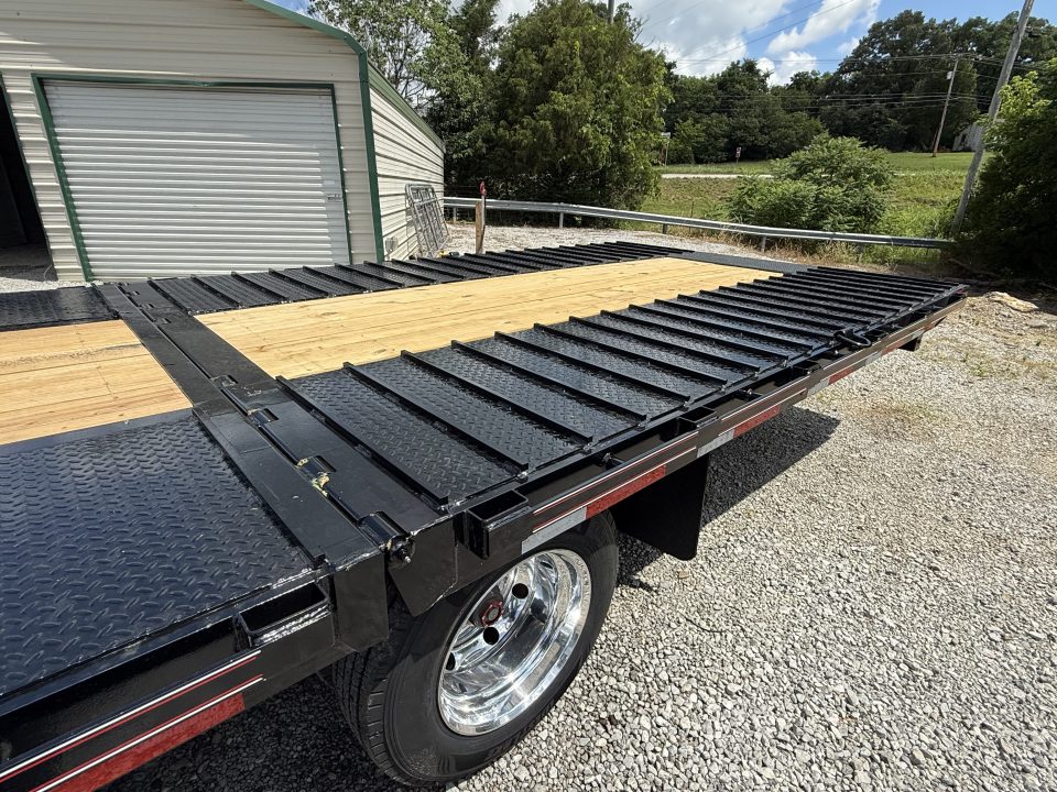 New 2026 Diamond C FMAX 212 32’ Flatbed Trailer, PACESETTER EDITION, LITHIUM BATTERY,DISC BRAKES, HYD JACKS AND DOVETAIL, 17.5 ALUMINUM OUTER WHEELS