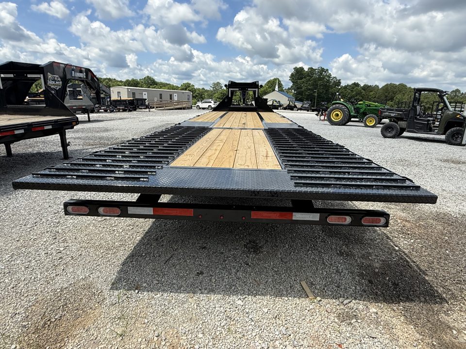 New 2026 Diamond C FMAX 212 32’ Flatbed Trailer, PACESETTER EDITION, LITHIUM BATTERY,DISC BRAKES, HYD JACKS AND DOVETAIL, 17.5 ALUMINUM OUTER WHEELS