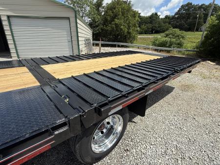 New 2026 Diamond C FMAX 212 32’ Flatbed Trailer, PACESETTER EDITION, LITHIUM BATTERY,DISC BRAKES, HYD JACKS AND DOVETAIL, 17.5 ALUMINUM OUTER WHEELS