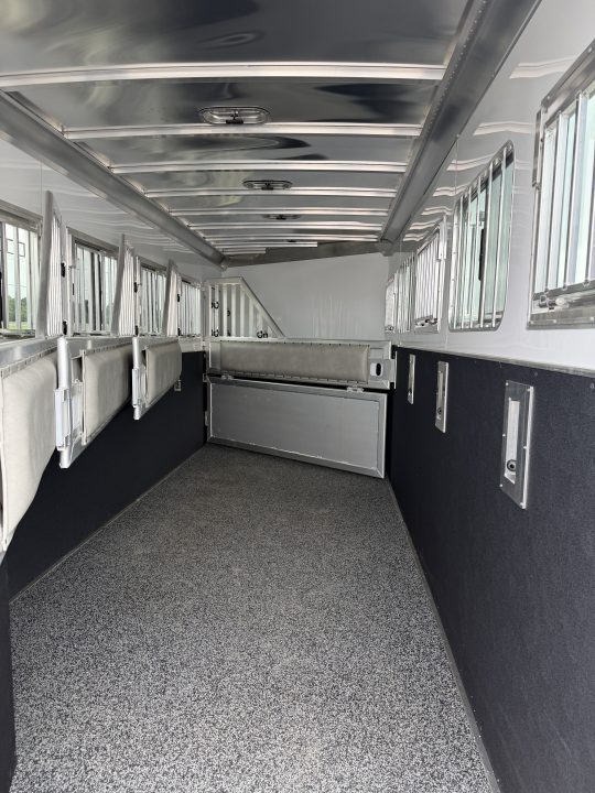 New 2026 Featherlite 5 Horse Gooseneck 9600 Horse Trailer