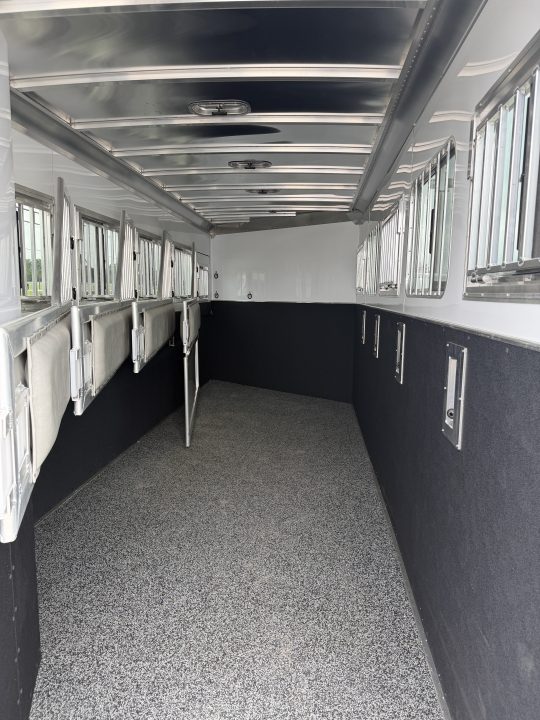 New 2026 Featherlite 5 Horse Gooseneck 9600 Horse Trailer