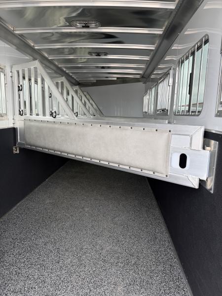 New 2026 Featherlite 5 Horse Gooseneck 9600 Horse Trailer