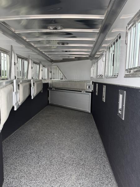 New 2026 Featherlite 5 Horse Gooseneck 9600 Horse Trailer