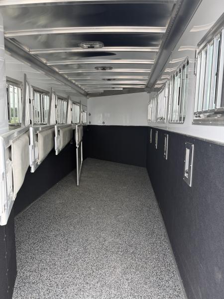 New 2026 Featherlite 5 Horse Gooseneck 9600 Horse Trailer